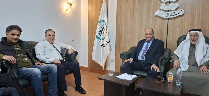 Mohamed Sweidat, director de la oficina de la Fundación "Mensaje de Paz" en Arabia Saudita, visita la sede de la fundación en El Cairo