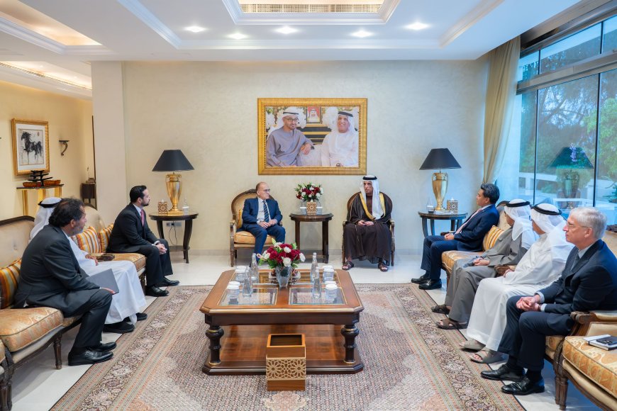 El gobernante de Ras al Jaima recibe a los embajadores de Costa Rica, El Salvador y Guatemala