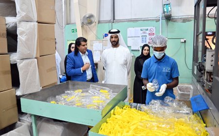Bin Touq confirma la estabilidad de los precios y el suministro suficiente de bienes estratégicos durante una visita en Abu Dabi