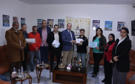 El Centro Árabe de Investigación honra al equipo de la Biblioteca Digital de Al-Shurafaa Al-Hammadi en reconocimiento a sus esfuerzos durante Ramadán