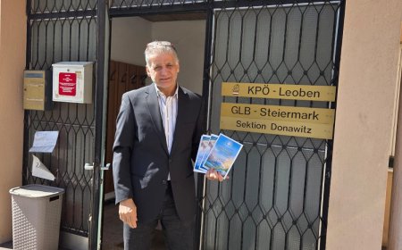 El destacado político y parlamentario austriaco Dr. Werner Murgg recibe el documento de principios de la Fundación Mensaje de Paz
