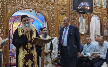 El Dr. Moataz Salah El-Din pronuncia el discurso de Al-Shurafa Al-Hammadi en la Iglesia de San Jorge en El Cairo; el libro "El Corán da testimonio de la validez de la fe cristiana" presente con fuerza