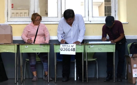 Retrasos para abrir grandes centros de votación en Perú por la falta de material electoral
