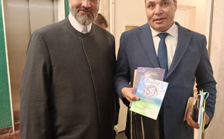 El Centro Árabe entrega publicaciones de la "Biblioteca Digital Al-Shurafa Al-Hammadi" al Presidente de la Comisión de Asuntos Religiosos del Parlamento Egipcio