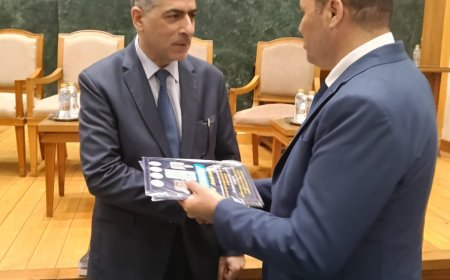 ​El Centro Arab presenta Los siete pilares de la integración árabe de Al Hammadi en cinco idiomas al Ministro Al Tamimi