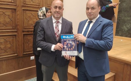 El Centro Arab presenta Los siete pilares de la integración árabe de Al Hammadi en árabe y cuatro idiomas extranjeros al Ministro Alaa Al Tamimi, Director del Departamento de Investigación Estratégica de la Liga de los Estados Árabes