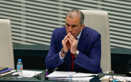 Vox expulsa definitivamente del partido a Ortega Smith, que recurrirá la decisión en los tribunales