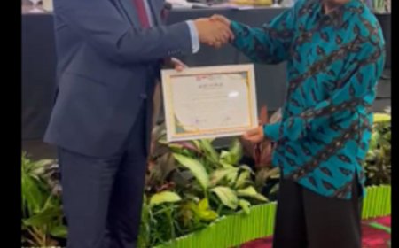 Homenaje al Dr. Reda Abdel Salam con el escudo de la Fundación Al-Fath de Indonesia en reconocimiento a su papel en la promoción del pensamiento moderado