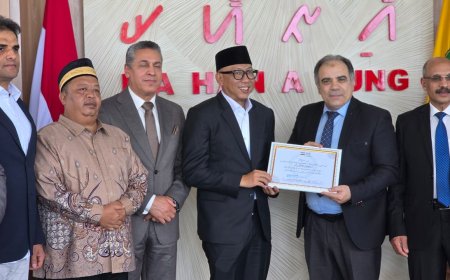Gran acogida en Indonesia: Intercambio de placas de honor entre la Fundación Mensaje de Paz y la provincia de Lampung