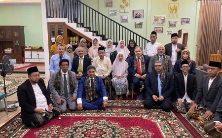 La Rectora de la Universidad Maulana acoge a la delegación de "Mensaje de Paz Global" en su hogar y junto a su familia