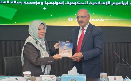 El Dr. Abdel Radi Radwan dona el libro "Mensajes de Al-Shurafa" a la biblioteca de la Universidad Maulana | Fotos