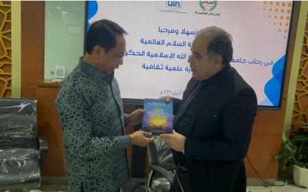 Donación de los libros de Ali Al-Shurafa a la biblioteca de la Universidad Syarif Hidayatullah de Indonesia