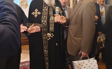 Evento cultural destacado en Viena: El Papa Teodoro II recibe el libro "El Corán atestigua la validez de la fe cristiana" del pensador Ali Al-Shurafa Al-Hammadi