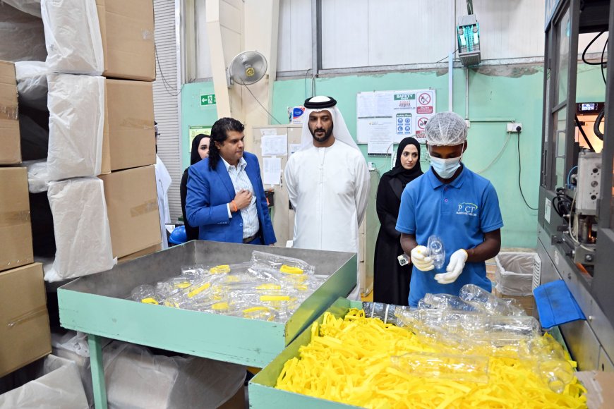 Bin Touq confirma la estabilidad de los precios y el suministro suficiente de bienes estratégicos durante una visita en Abu Dabi