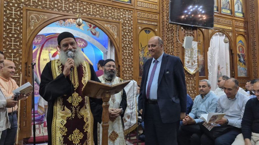 El Dr. Moataz Salah El-Din pronuncia el discurso de Al-Shurafa Al-Hammadi en la Iglesia de San Jorge en El Cairo; el libro "El Corán da testimonio de la validez de la fe cristiana" presente con fuerza