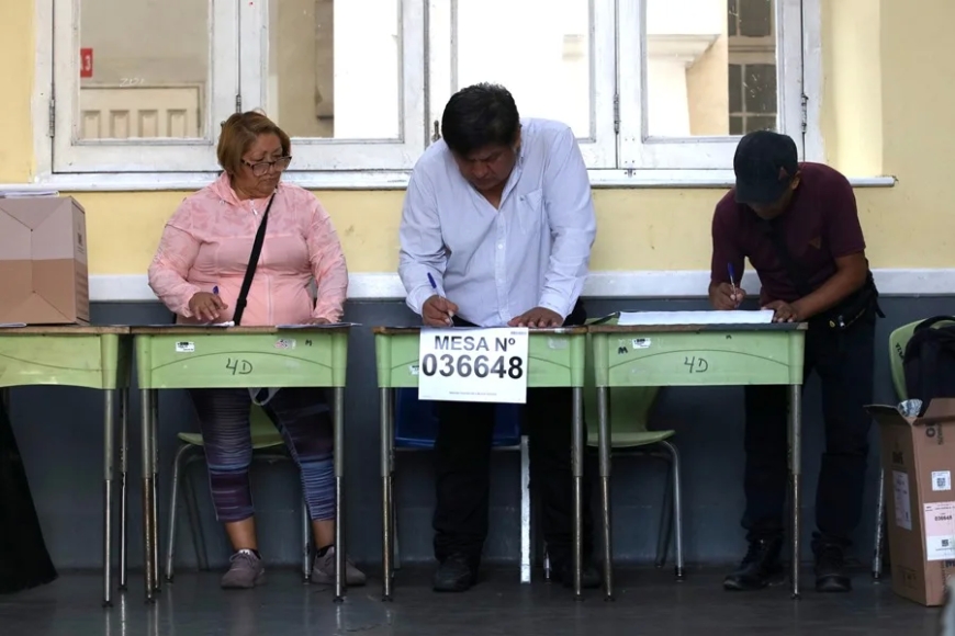 Retrasos para abrir grandes centros de votación en Perú por la falta de material electoral