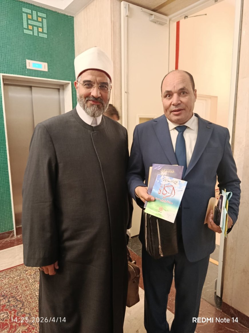 El Centro Árabe entrega publicaciones de la "Biblioteca Digital Al-Shurafa Al-Hammadi" al Presidente de la Comisión de Asuntos Religiosos del Parlamento Egipcio