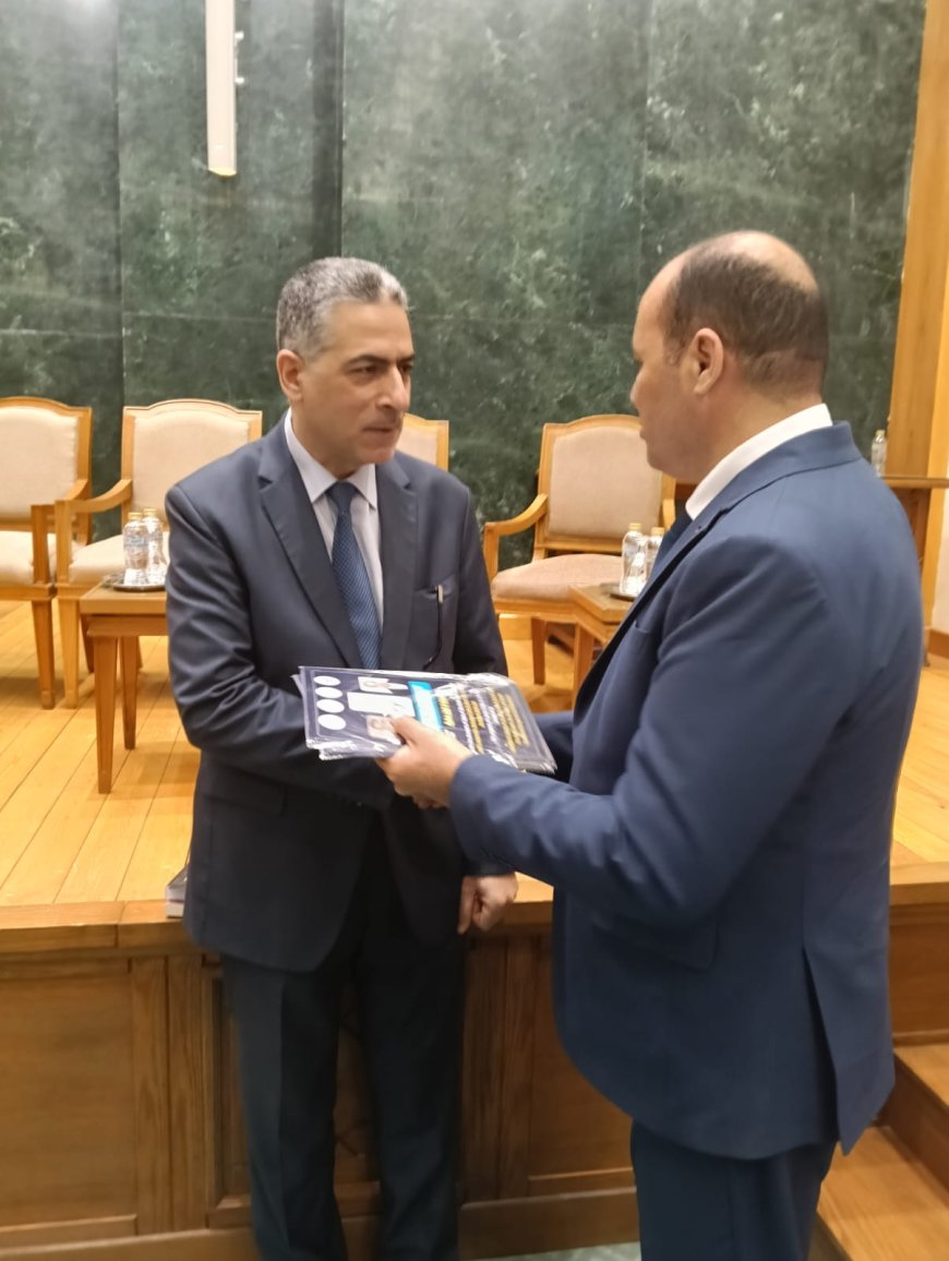 ​El Centro Arab presenta Los siete pilares de la integración árabe de Al Hammadi en cinco idiomas al Ministro Al Tamimi
