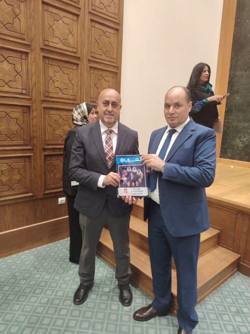 El Centro Arab presenta Los siete pilares de la integración árabe de Al Hammadi en árabe y cuatro idiomas extranjeros al Ministro Alaa Al Tamimi, Director del Departamento de Investigación Estratégica de la Liga de los Estados Árabes