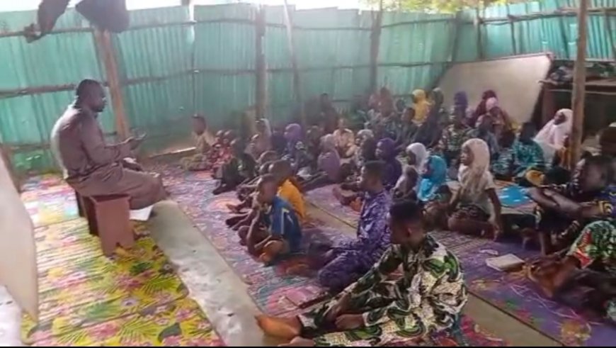 Lección educativa en una mezquita de Benin sobre el artículo del pensador Ali Al-Shurafa: "Cuando el hombre abandona la luz de Dios, la tierra se enciende con injusticia y destrucción"
