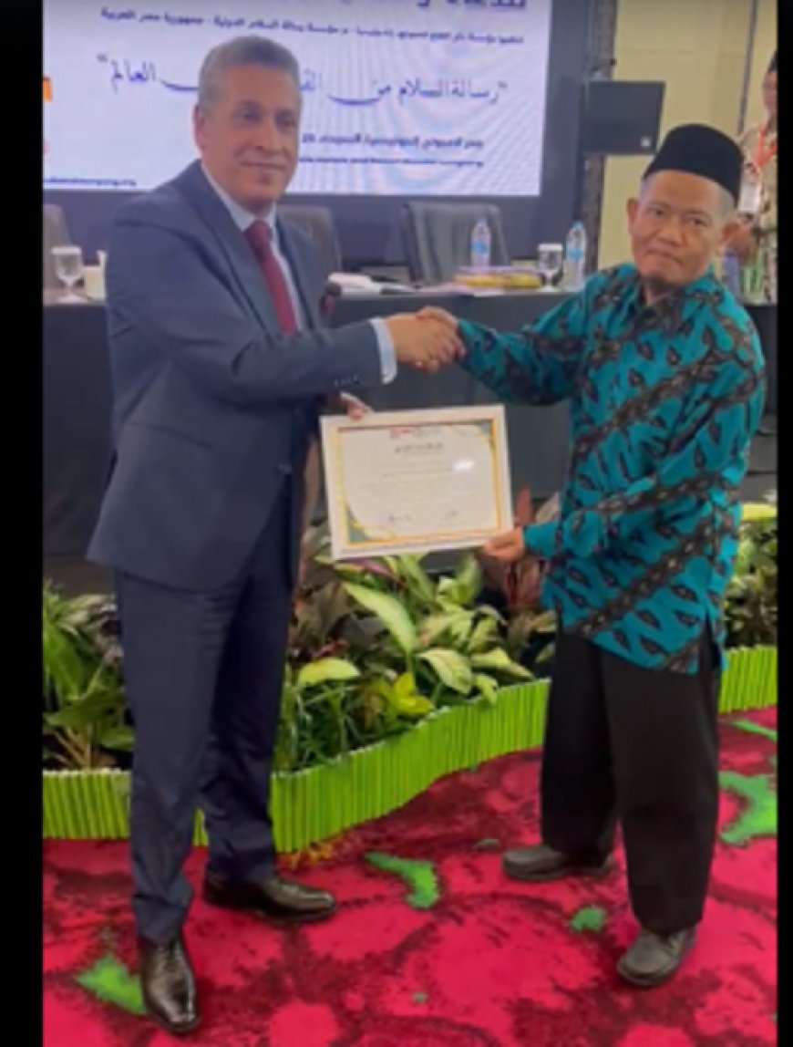 Homenaje al Dr. Reda Abdel Salam con el escudo de la Fundación Al-Fath de Indonesia en reconocimiento a su papel en la promoción del pensamiento moderado