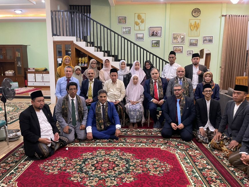 La Rectora de la Universidad Maulana acoge a la delegación de "Mensaje de Paz Global" en su hogar y junto a su familia