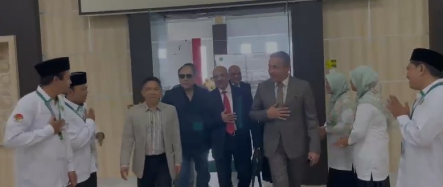 EN VIDEO: Recepción excepcional de la delegación de "Mensaje de Paz" en la Universidad Maulana al ritmo de "Tala' al-Badru 'Alayna"