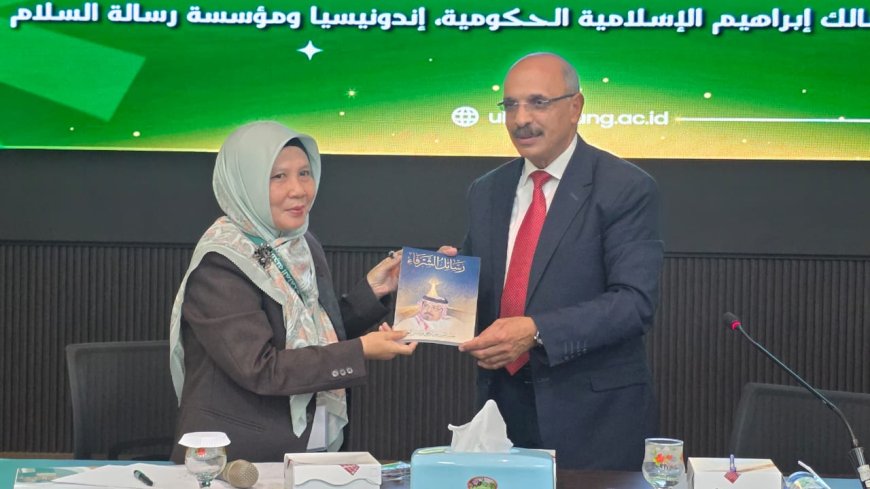 El Dr. Abdel Radi Radwan dona el libro "Mensajes de Al-Shurafa" a la biblioteca de la Universidad Maulana | Fotos
