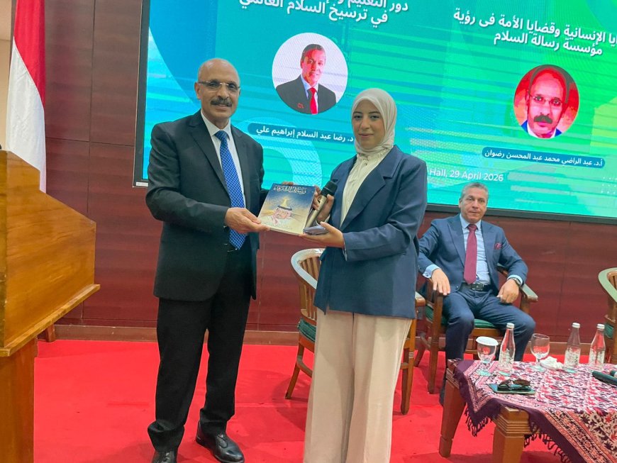 El Dr. Abdel Radi Radwan obsequia "Mensajes de Al-Shurafa" a estudiantes de Yakarta: El Islam es una religión de paz, no de conflicto