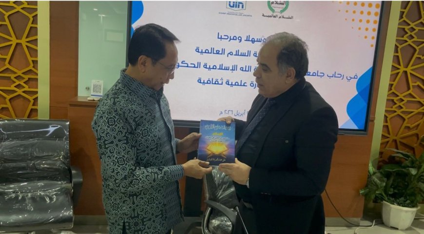 Donación de los libros de Ali Al-Shurafa a la biblioteca de la Universidad Syarif Hidayatullah de Indonesia