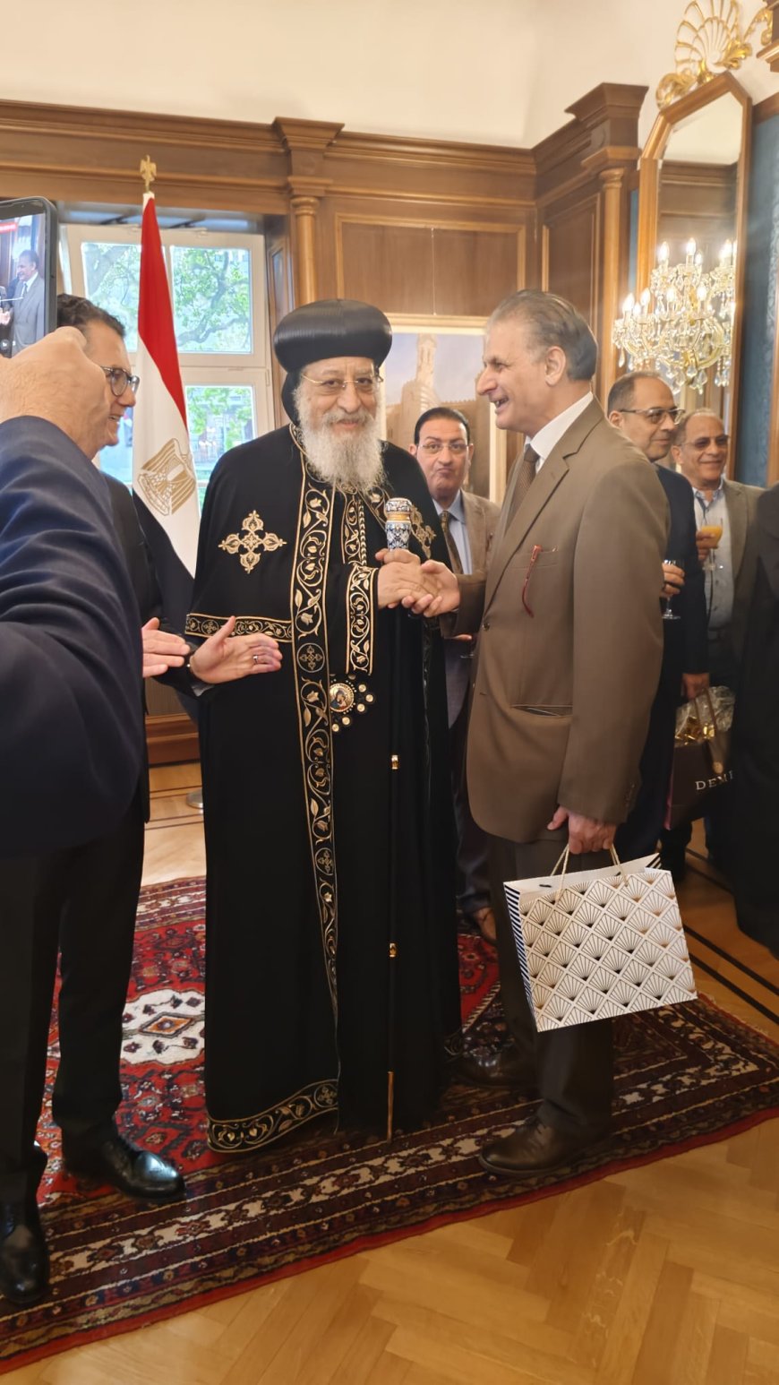 Evento cultural destacado en Viena: El Papa Teodoro II recibe el libro "El Corán atestigua la validez de la fe cristiana" del pensador Ali Al-Shurafa Al-Hammadi