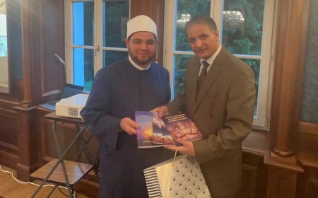 El enviado de Al-Azhar Al-Sharif en Austria elogia la visión de "Ali Al-Shurafa Al-Hammadi" y acoge la distribución de sus obras en las mezquitas