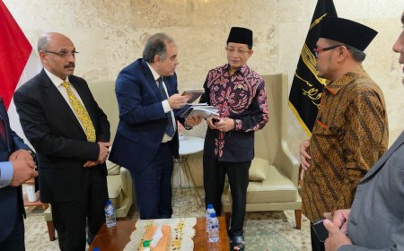 Entrega de las obras del pensador Ali Al-Shurafa al Ministro de Asuntos Religiosos de Indonesia: Un encuentro para forjar la conciencia