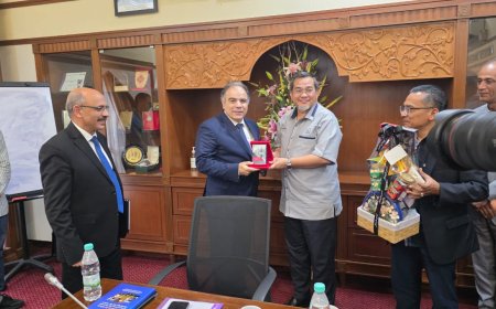 Oficial: La Universidad de Ciencias Islámicas de Malasia otorga su Escudo de Honor a la delegación de "Mensaje de Paz"