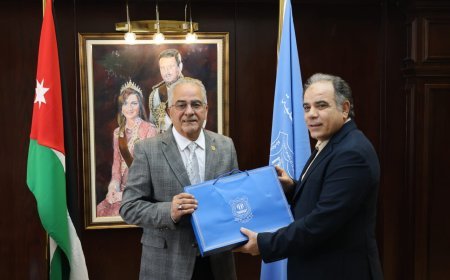 Una delegación de la Fundación Mensaje de Paz Global se reúne con el rector de la Universidad Privada de Amán para promover los valores de misericordia y tolerancia entre los jóvenes