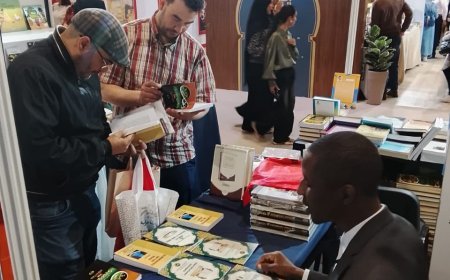 Gran afluencia al pabellón de "Mensaje de Paz" en la Feria del Libro de Rabat y amplios elogios a la visión del pensador Ali Mohammed Al-Shurafa Al-Hammadi