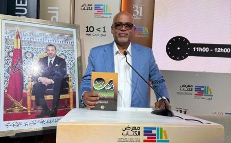 Intervención intelectual en la Feria del Libro de Rabat sobre la obra "Destellos en el camino" del pensador Ali Al-Shurafa