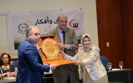 La Red de Medios de la Mujer Árabe homenajea a Ali Al-Shurafa Al-Hammadi y le otorga el Escudo de la Excelencia