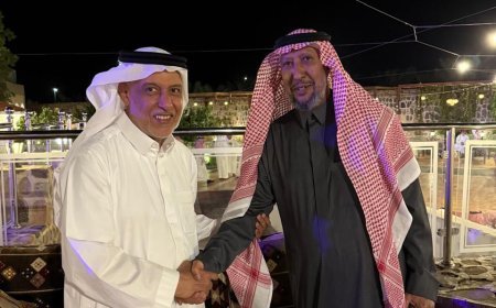 Distribución de las obras del pensador Ali Al-Shurafa a peregrinos de todo el mundo
