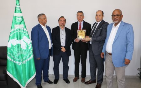 Delegación de la Fundación Mensaje de la Paz Mundial obsequia al director de la oficina de la "ALECSO" una selección de obras de los Shurafa Al-Hammadi