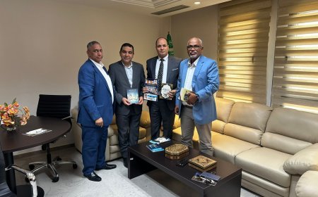 La Fundación Mensaje de la Paz obsequia al director del Departamento de Ciencia e Investigación Científica de la "ALECSO" las publicaciones de la Biblioteca Digital de los Shurafa Al-Hammadi y del Centro Árabe