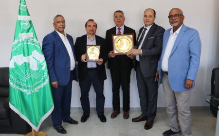 La Fundación Mensaje de la Paz entrega al director de la oficina de la "ALECSO" las placas conmemorativas de la Biblioteca Digital de los Shurafa Al-Hammadi y del Centro Árabe