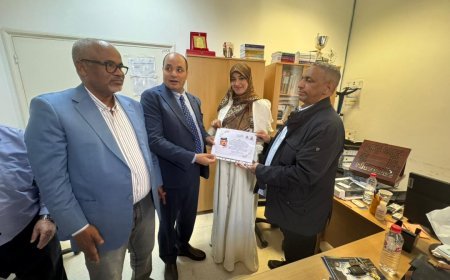 La delegación de "Mensaje de Paz" homenajea a la Dra. Moufida El Daizi y le otorga el certificado de incorporación a la "Biblioteca Digital Al-Shorafa Al-Hammadi"