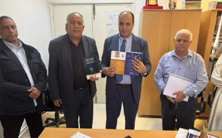 El Dr. Mehrez Boudia recibe el certificado de incorporación a la "Biblioteca Digital Al-Shorafa Al-Hammadi" de manos de la delegación de "Mensaje de Paz" en Túnez