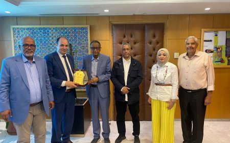 El director de radio de la ASBU recibe una colección de obras del pensador Ali Al-Shurafa Al-Hammadi.