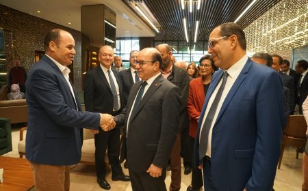 Una delegación de la Fundación Mensaje de Paz se reunió con el Ministro de Turismo de Túnez, a quien Al-Sharif informó sobre los objetivos de la Fundación y el Centro Árabe.
