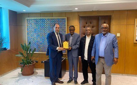 El Director General de la ASBU elogia el proyecto ilustrado del pensador Ali Al-Shurafa Al-Hammadi y las actividades de "Mensaje de Paz"