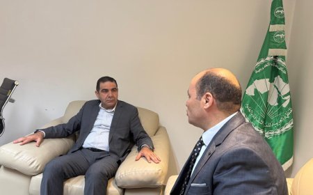 Vea en video.. La Fundación Mensaje de Paz obsequia al Director del Departamento de Ciencias de "ALECSO" las publicaciones de la Biblioteca Digital de Al-Shurafa Al-Hammadi