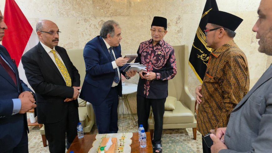 Entrega de las obras del pensador Ali Al-Shurafa al Ministro de Asuntos Religiosos de Indonesia: Un encuentro para forjar la conciencia