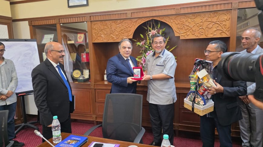 Oficial: La Universidad de Ciencias Islámicas de Malasia otorga su Escudo de Honor a la delegación de "Mensaje de Paz"